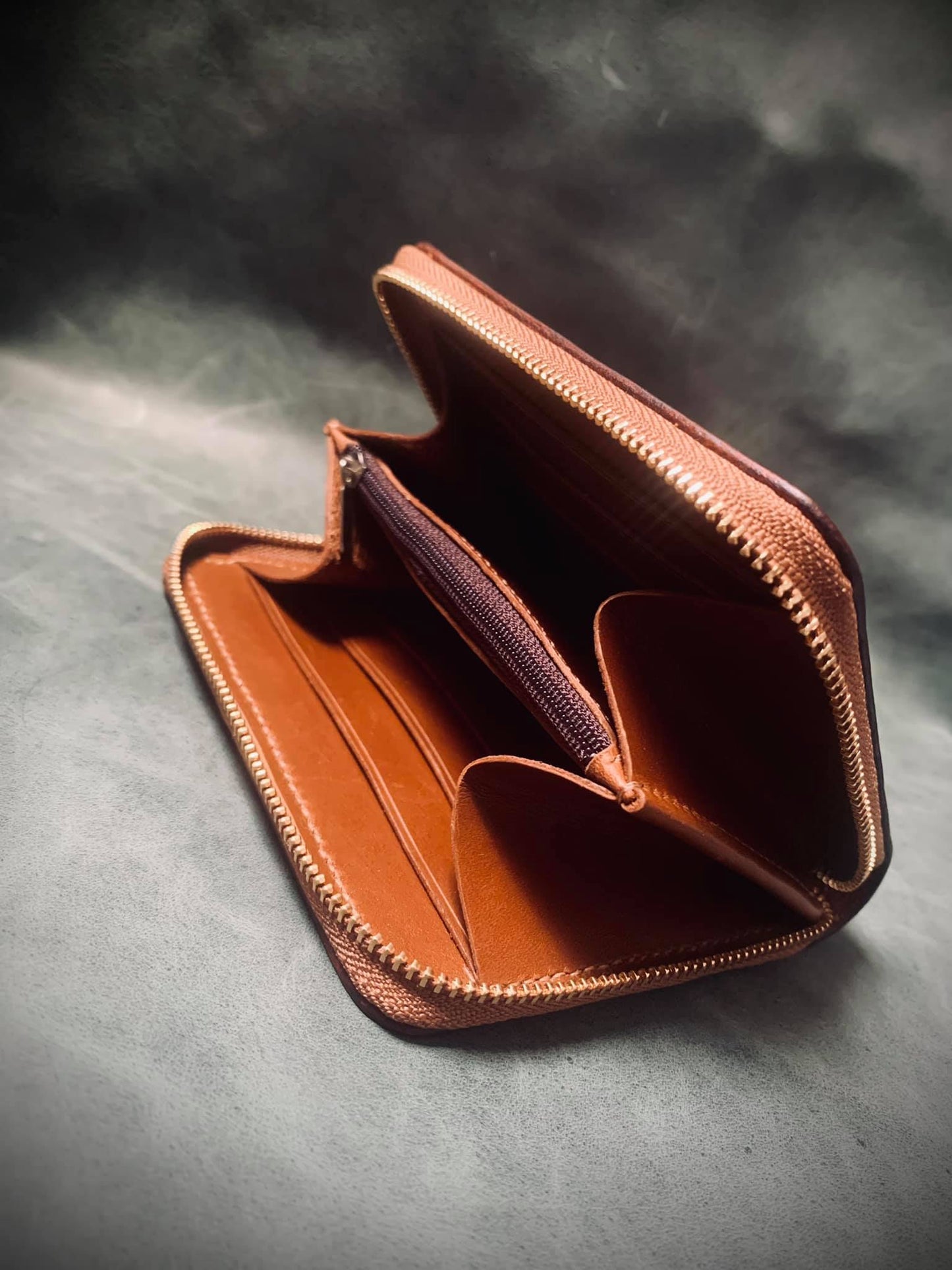 Cartera de cuero con cremallera y motivo de gato atigrado