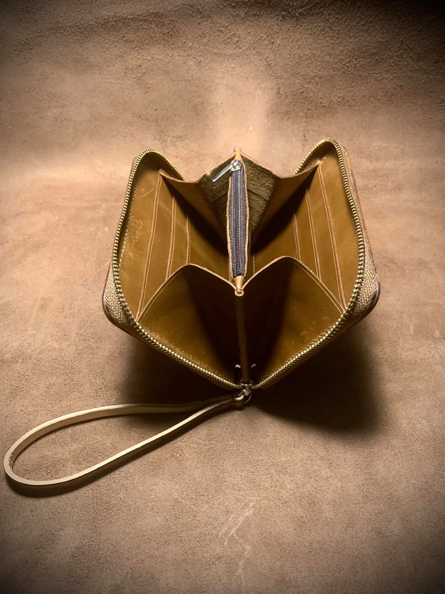 Bolso de mano de cuero con diseño de gato de pelo largo
