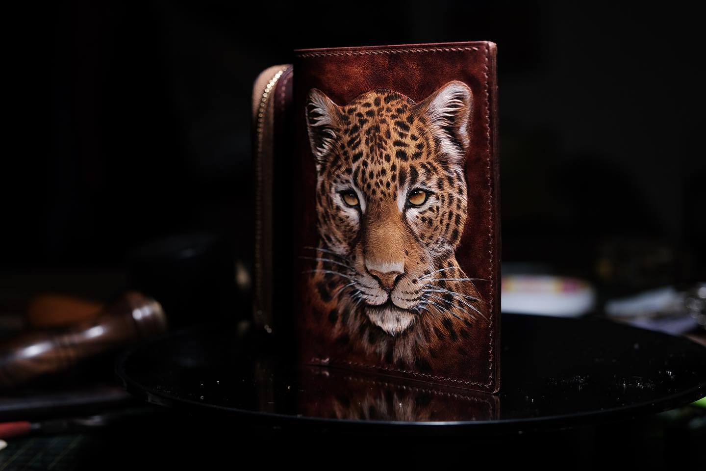 Cartera de cuero con cremallera y cabeza de leopardo