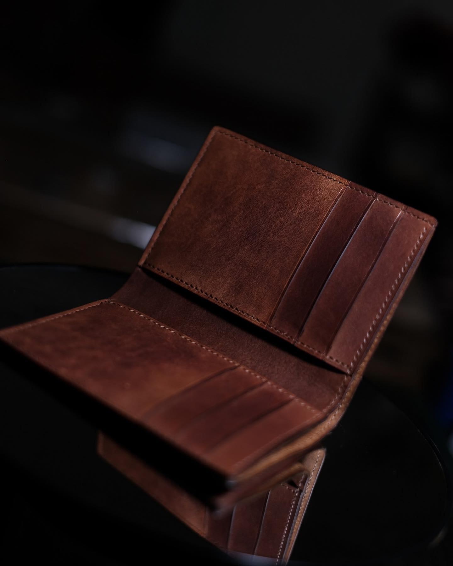 Cartera Bifold de Cuero con Motivo de Cabeza de Tigre