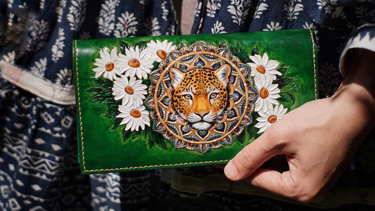 Clutch de Cuero con Motivo de Leopardo y Margarita