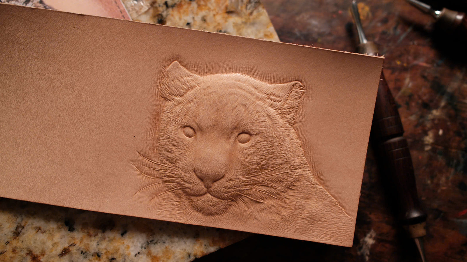 The composition in raw carved leather