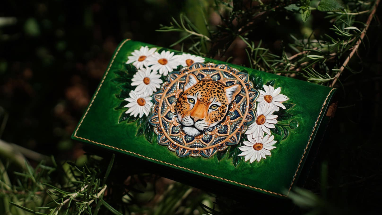 Clutch de Cuero con Motivo de Leopardo y Margarita
