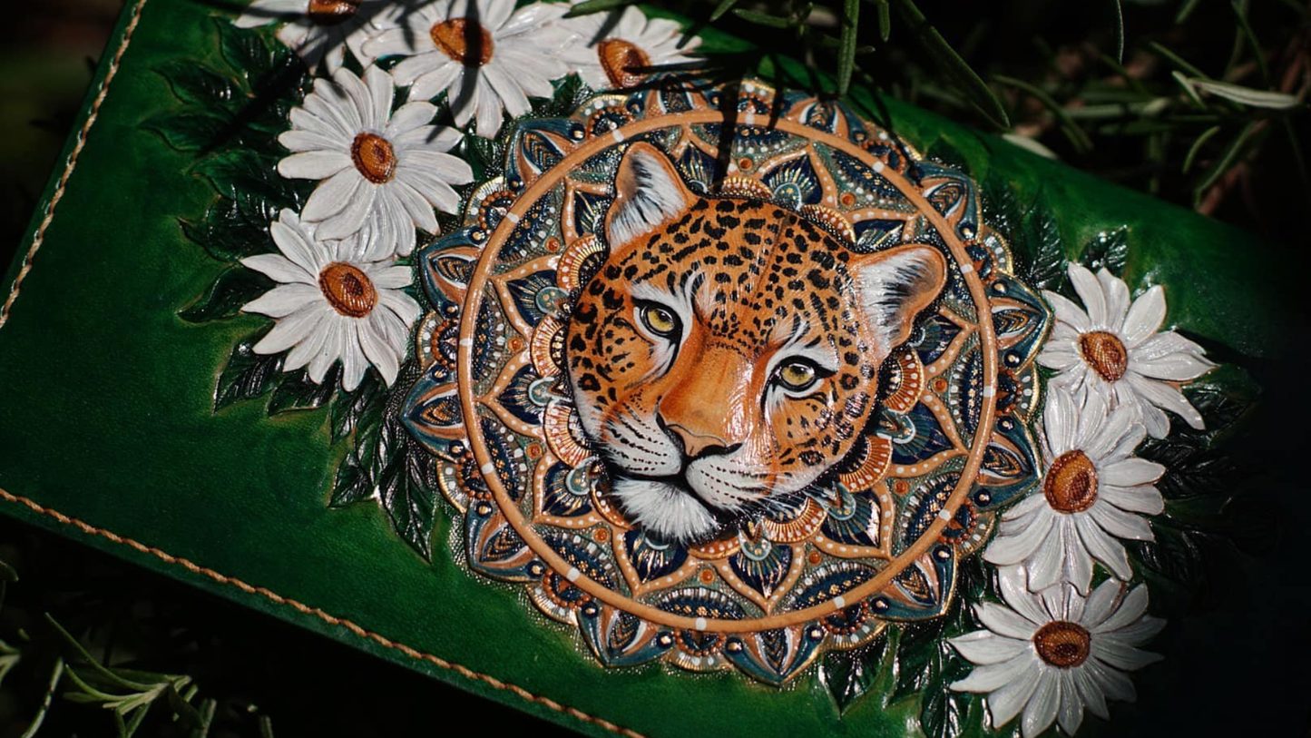 Clutch de Cuero con Motivo de Leopardo y Margarita