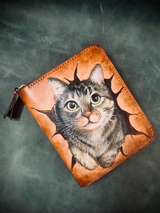 Cartera de cuero con cremallera y motivo de gato atigrado
