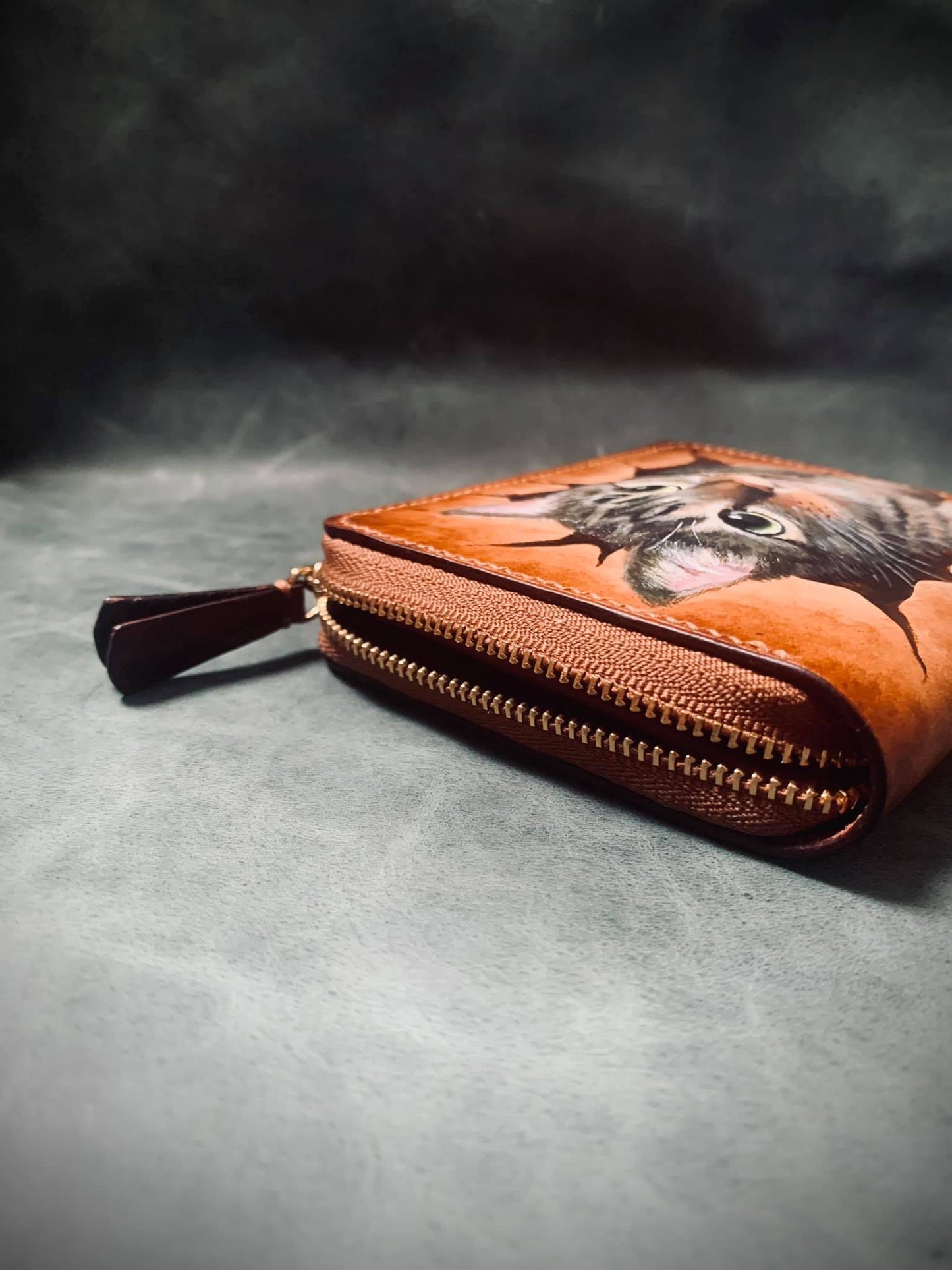 Cartera de cuero con cremallera y motivo de gato atigrado