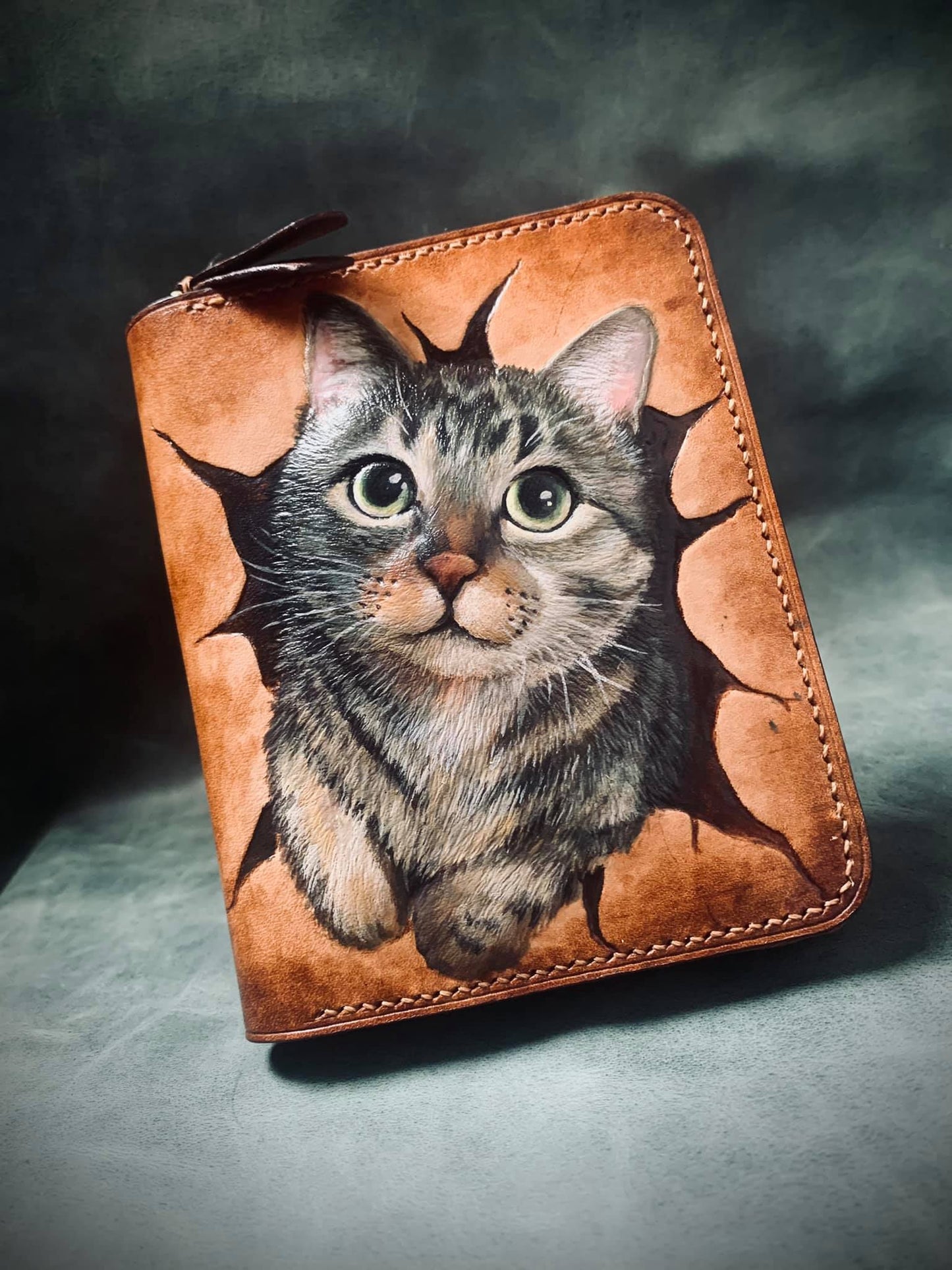 Cartera de cuero con cremallera y motivo de gato atigrado