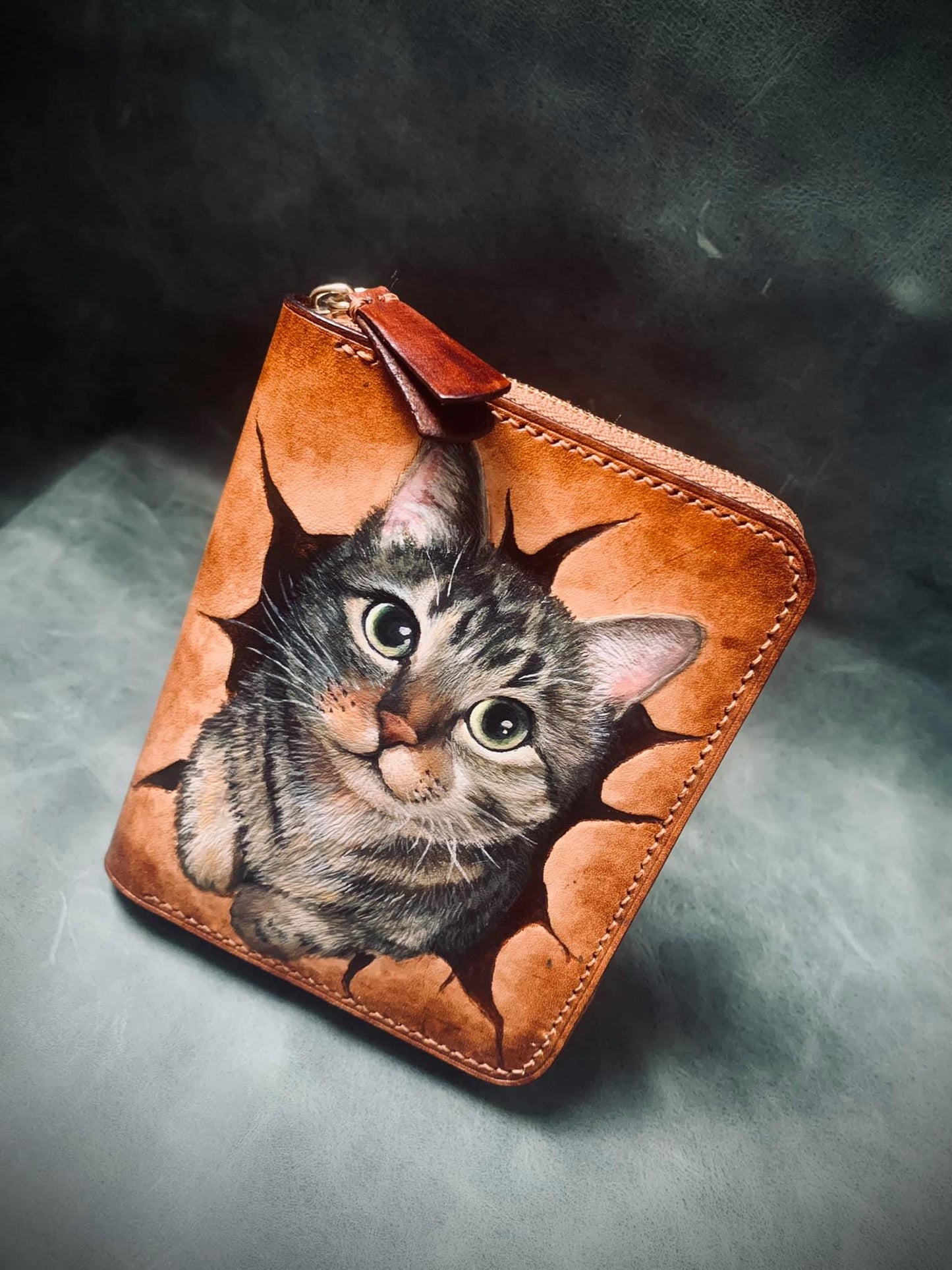 Cartera de cuero con cremallera y motivo de gato atigrado