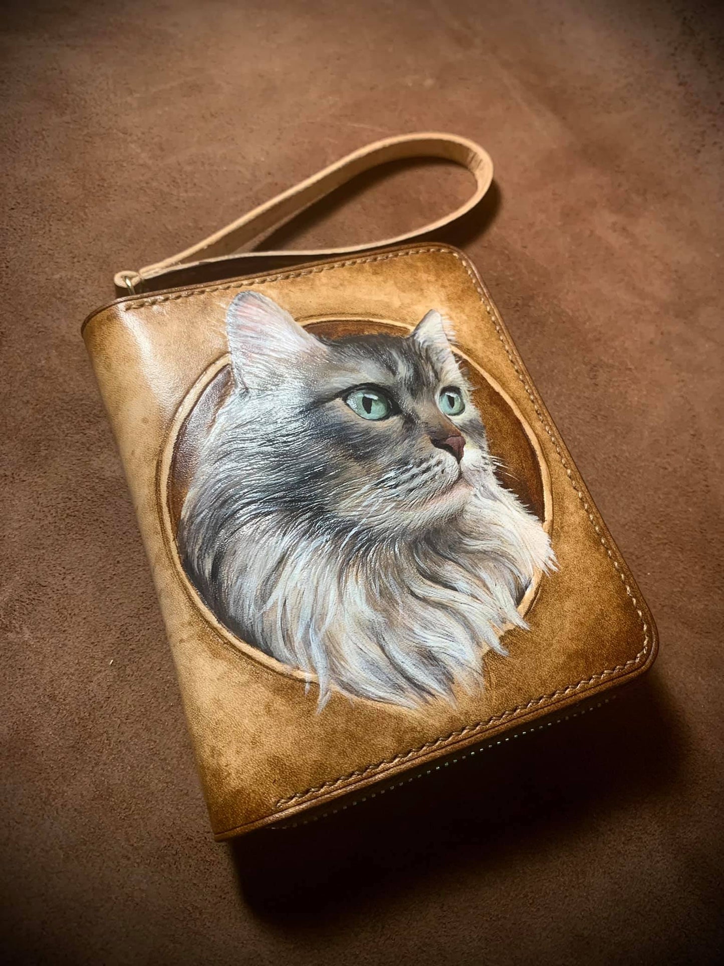 Bolso de mano de cuero con diseño de gato de pelo largo