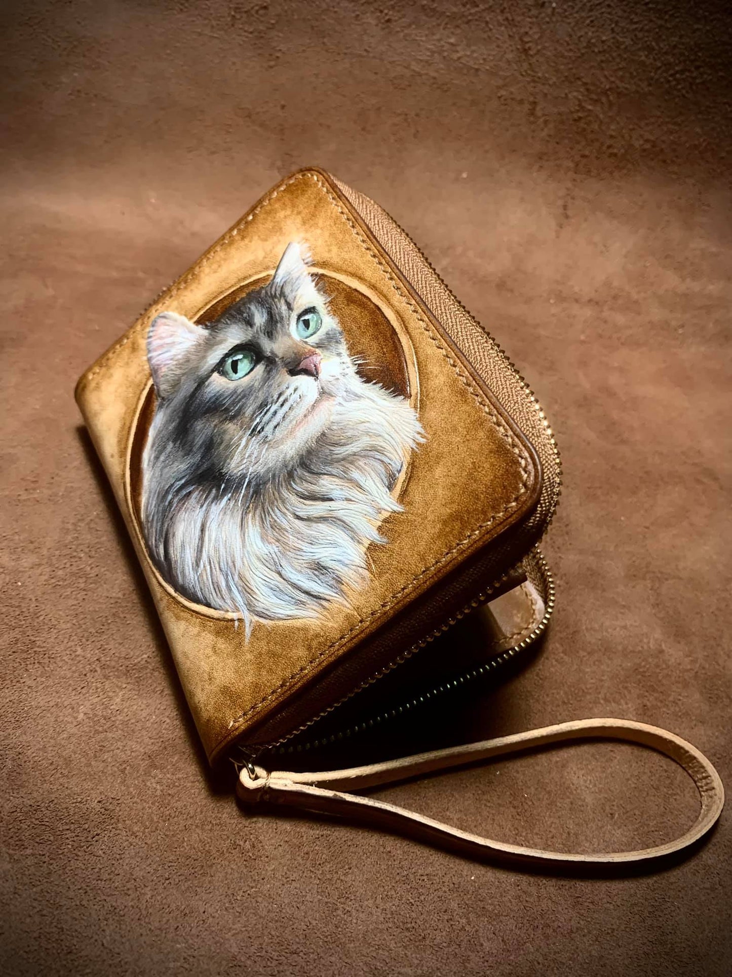 Bolso de mano de cuero con diseño de gato de pelo largo