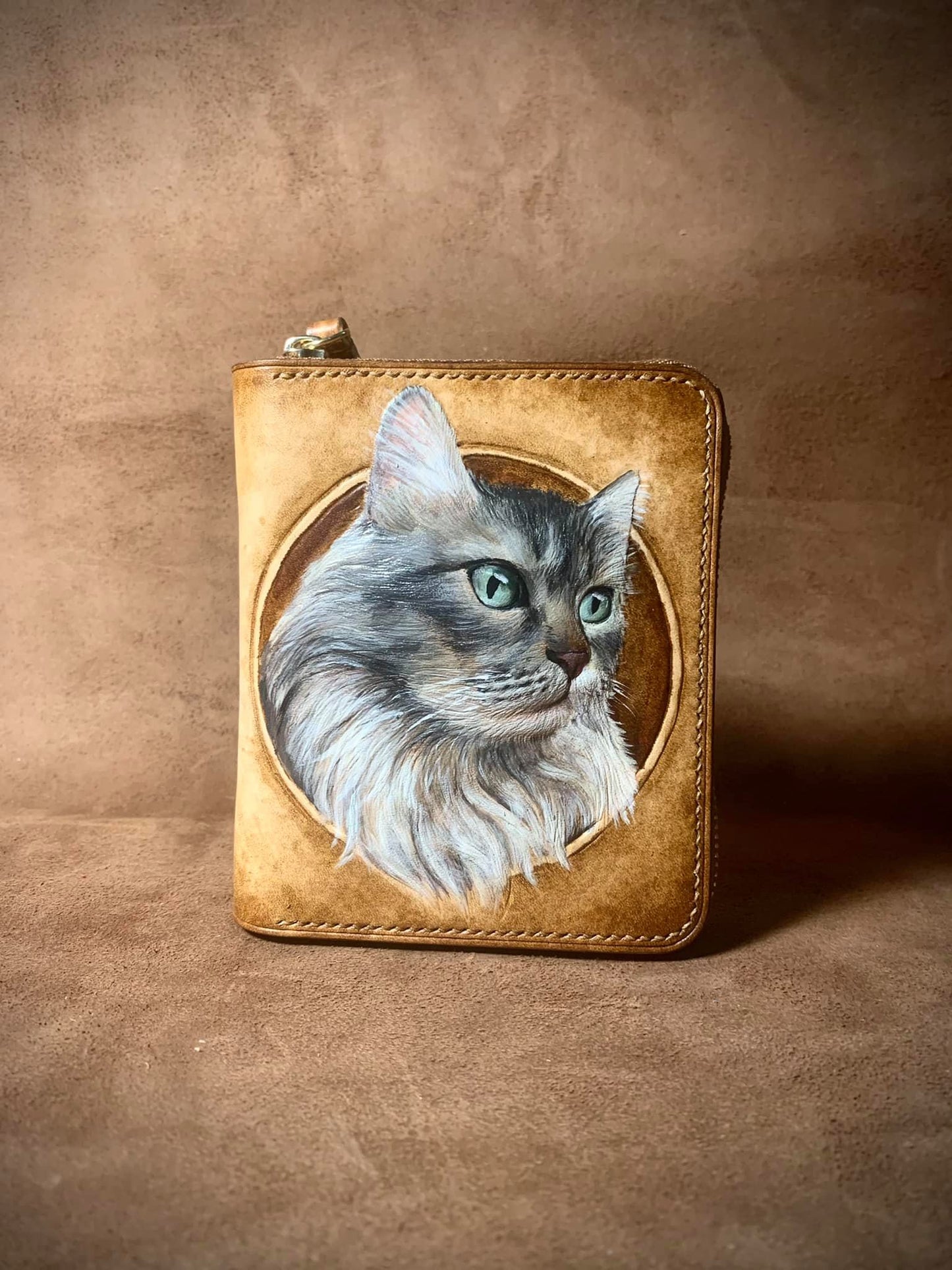 Bolso de mano de cuero con diseño de gato de pelo largo