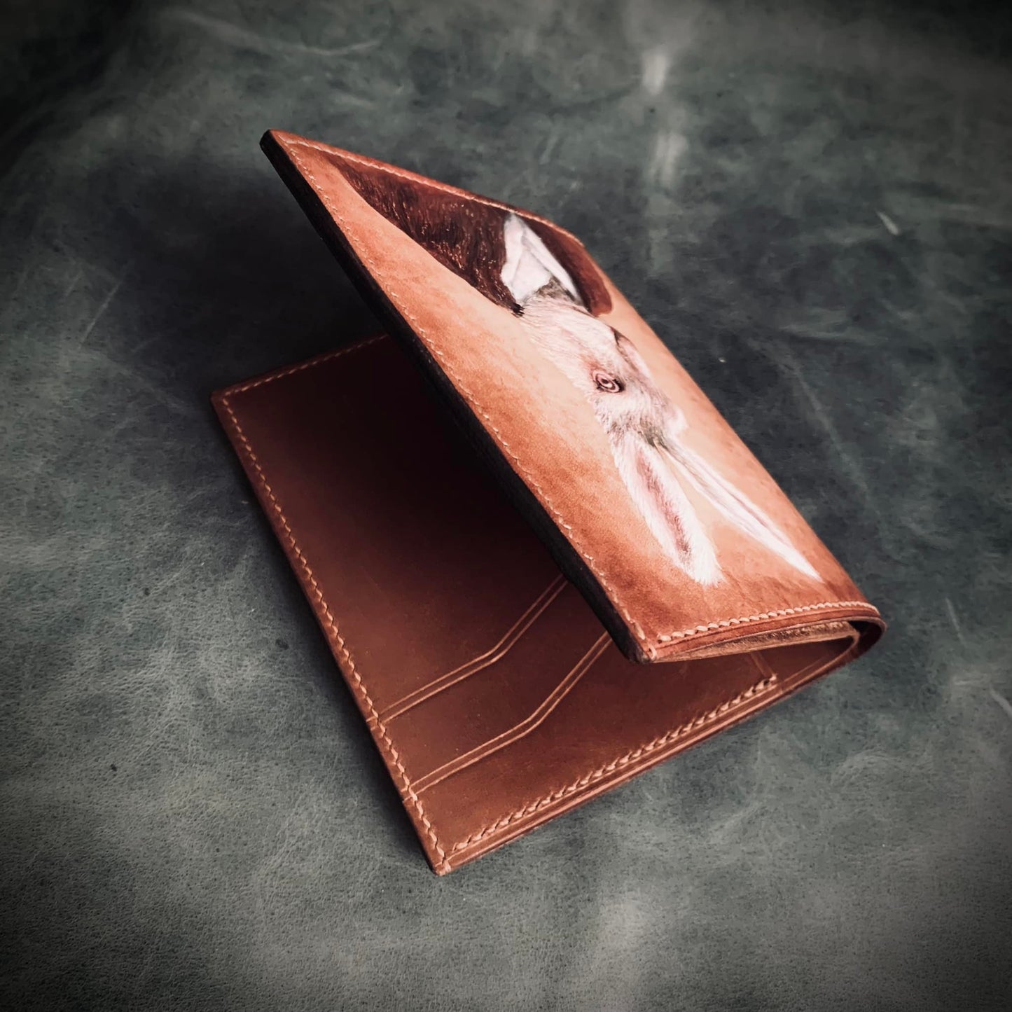 Billetera Bifold de Cuero con Conejo en Traje