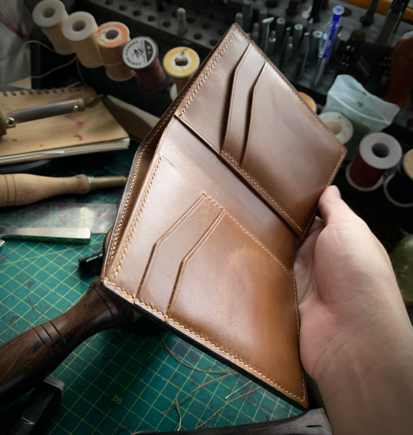 Billetera Bifold de Cuero con Conejo en Traje