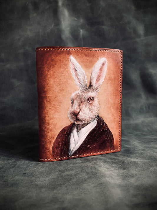 Billetera Bifold de Cuero con Conejo en Traje