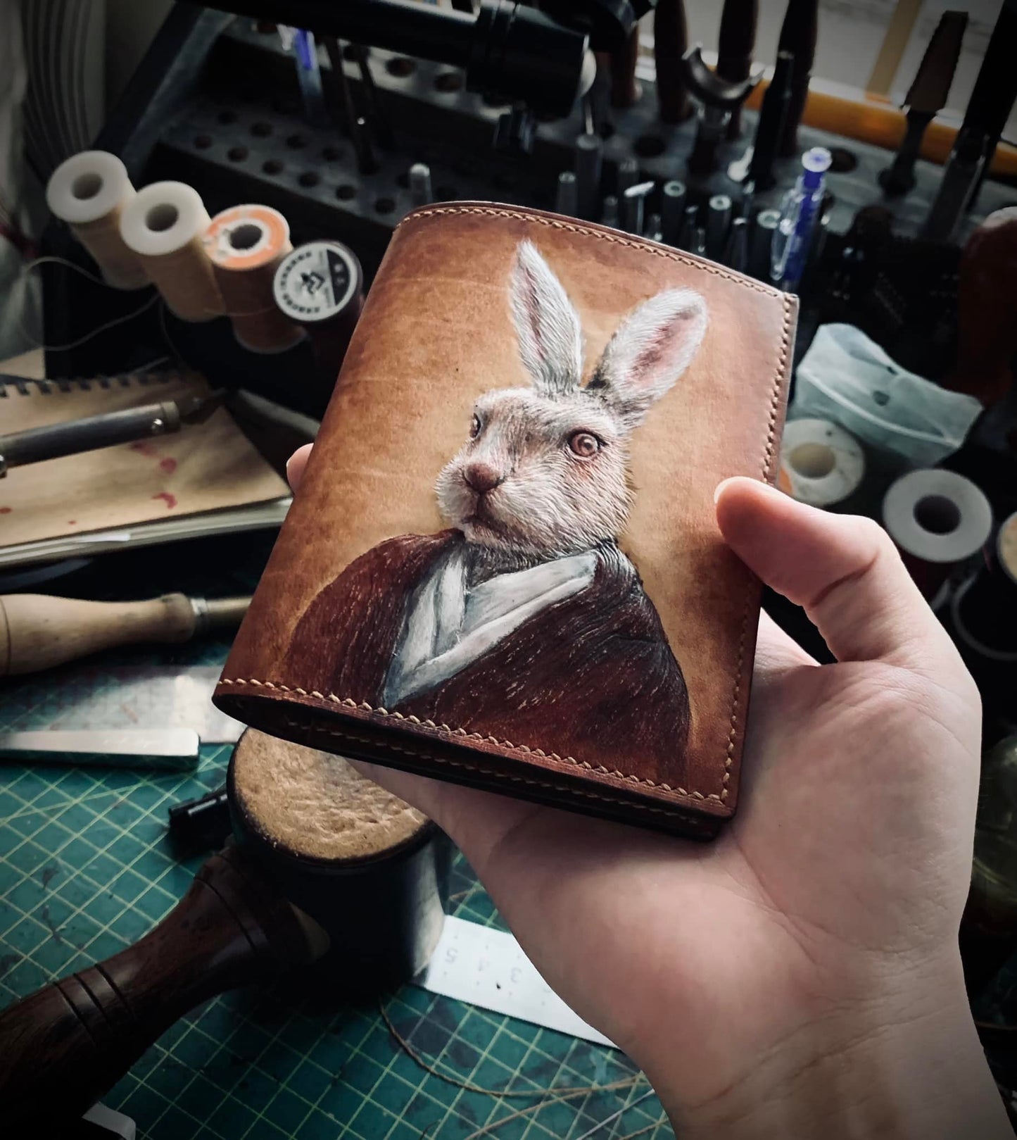 Billetera Bifold de Cuero con Conejo en Traje