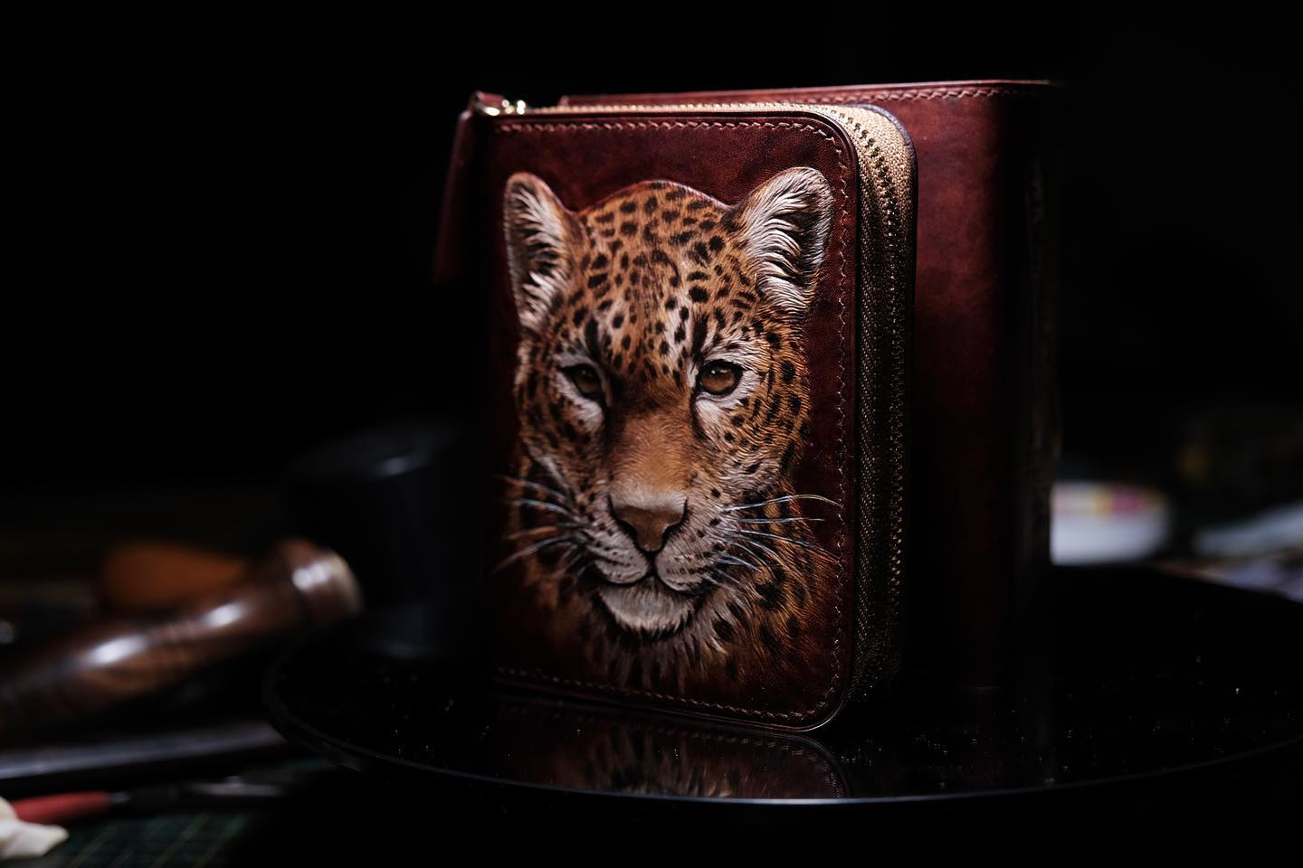 Cartera de cuero con cremallera y cabeza de leopardo