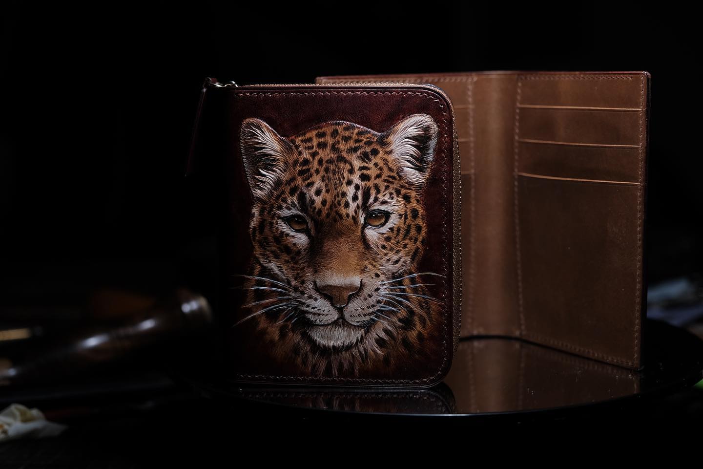 Cartera de cuero con cremallera y cabeza de leopardo
