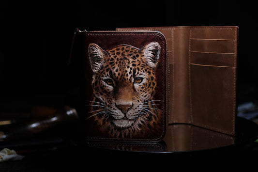 Cartera de cuero con cremallera y cabeza de leopardo