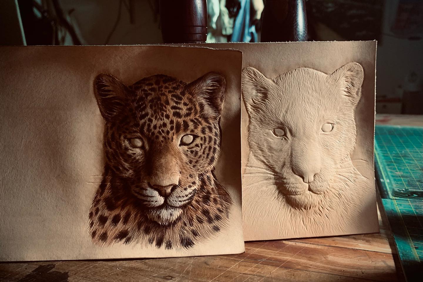Cartera de cuero con cremallera y cabeza de leopardo