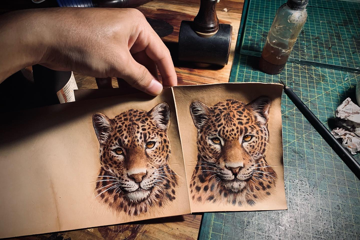 Cartera de cuero con cremallera y cabeza de leopardo