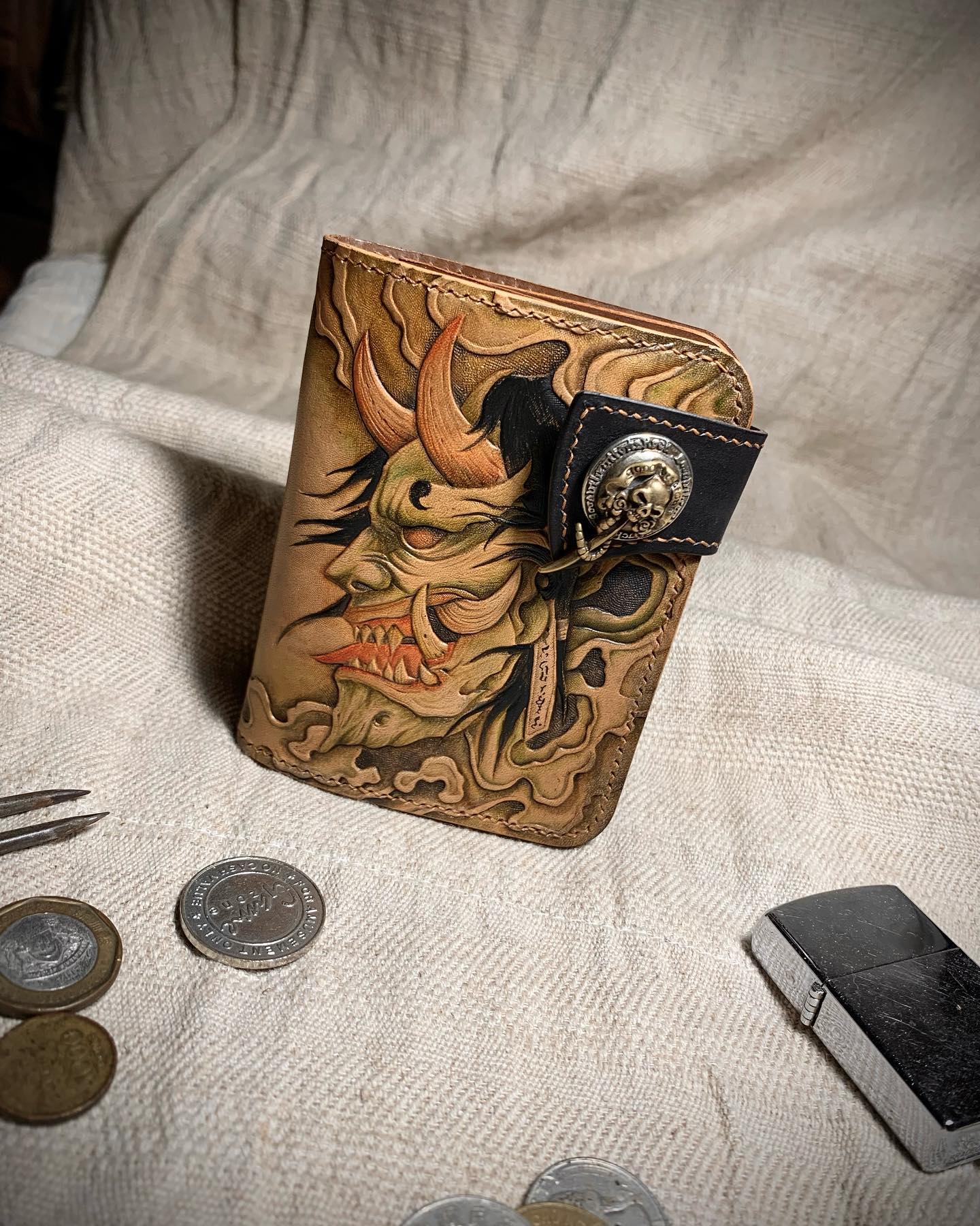 Billetera Bifold de Cuero Tallado Máscara Hannya
