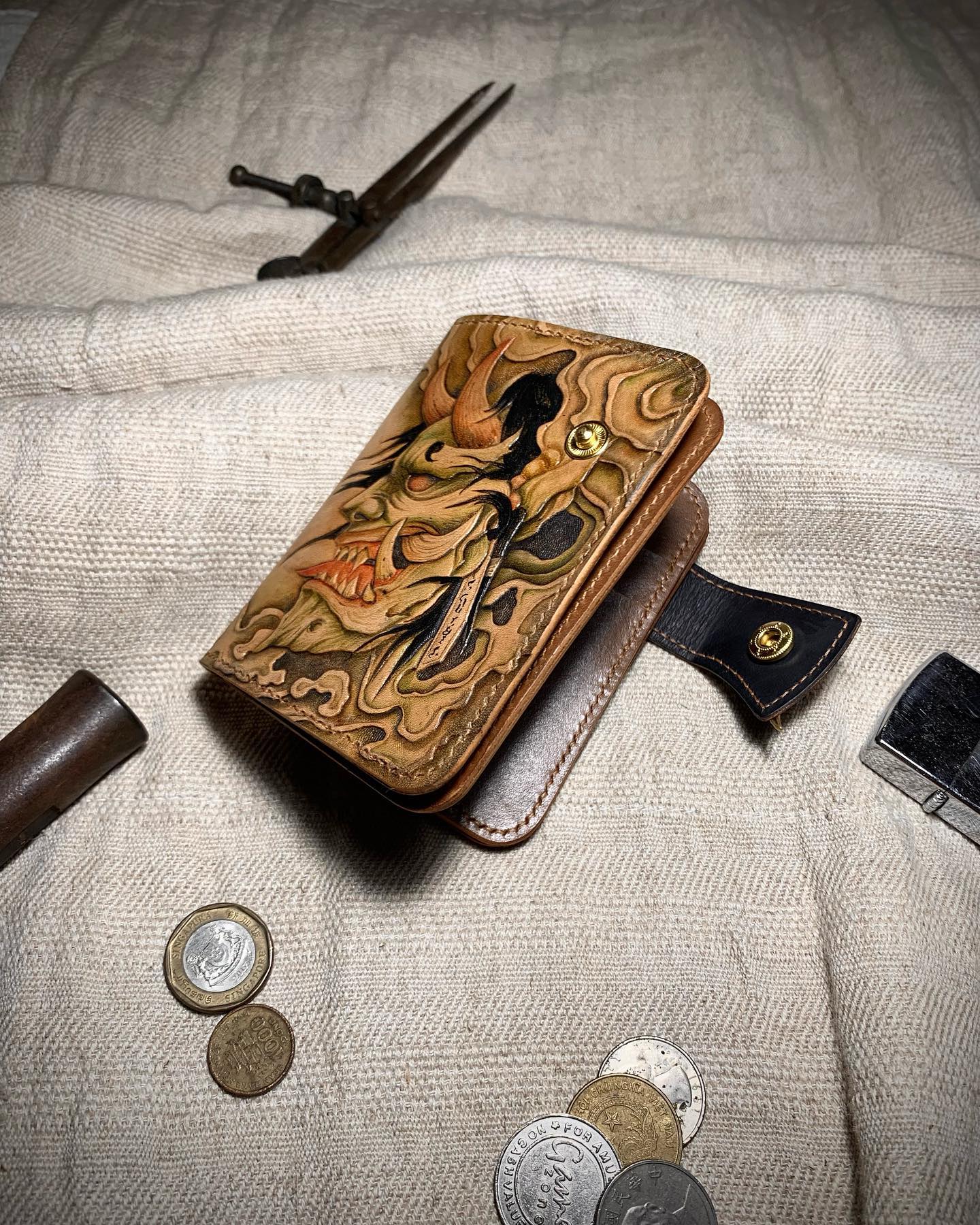 Billetera Bifold de Cuero Tallado Máscara Hannya