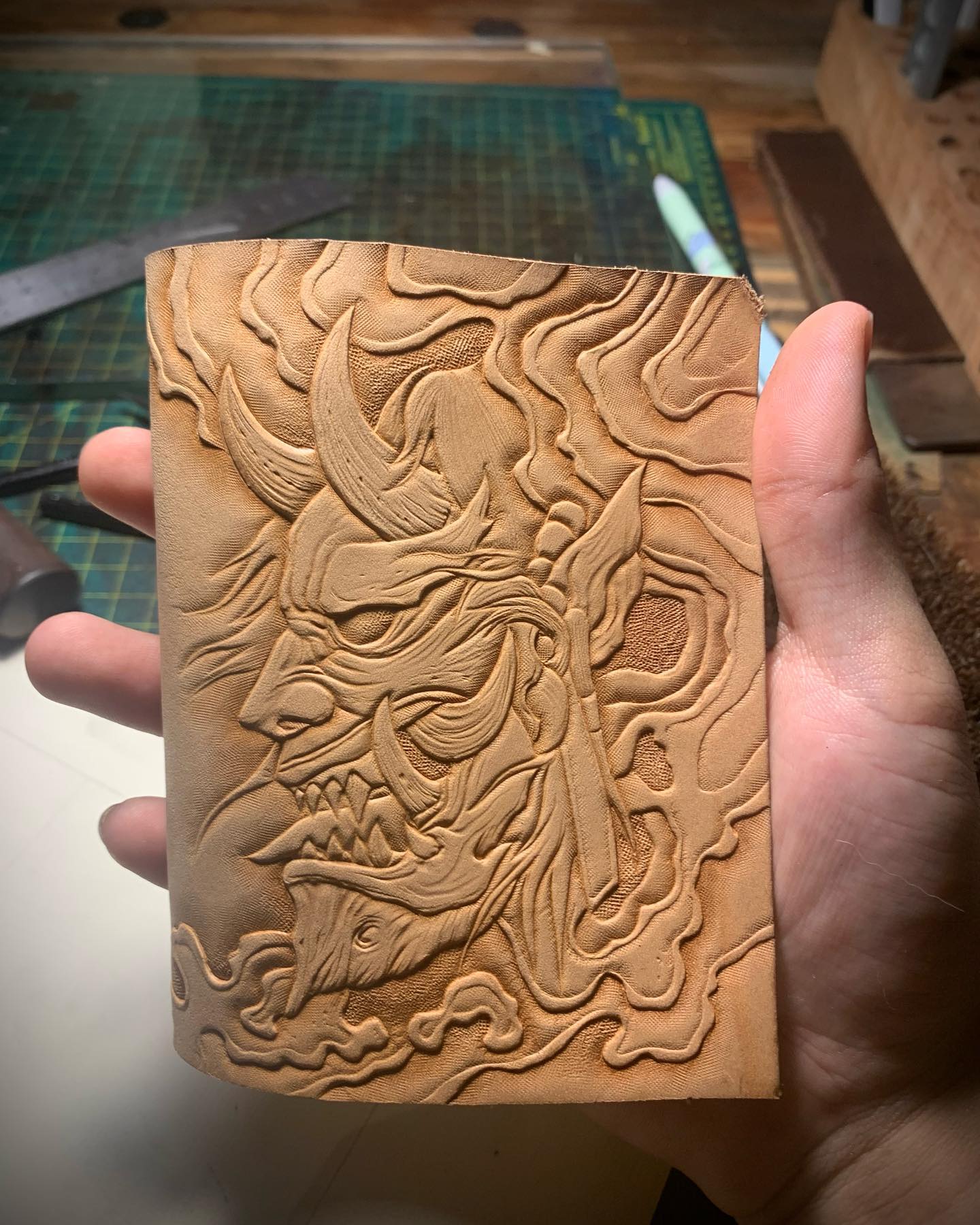 Billetera Bifold de Cuero Tallado Máscara Hannya
