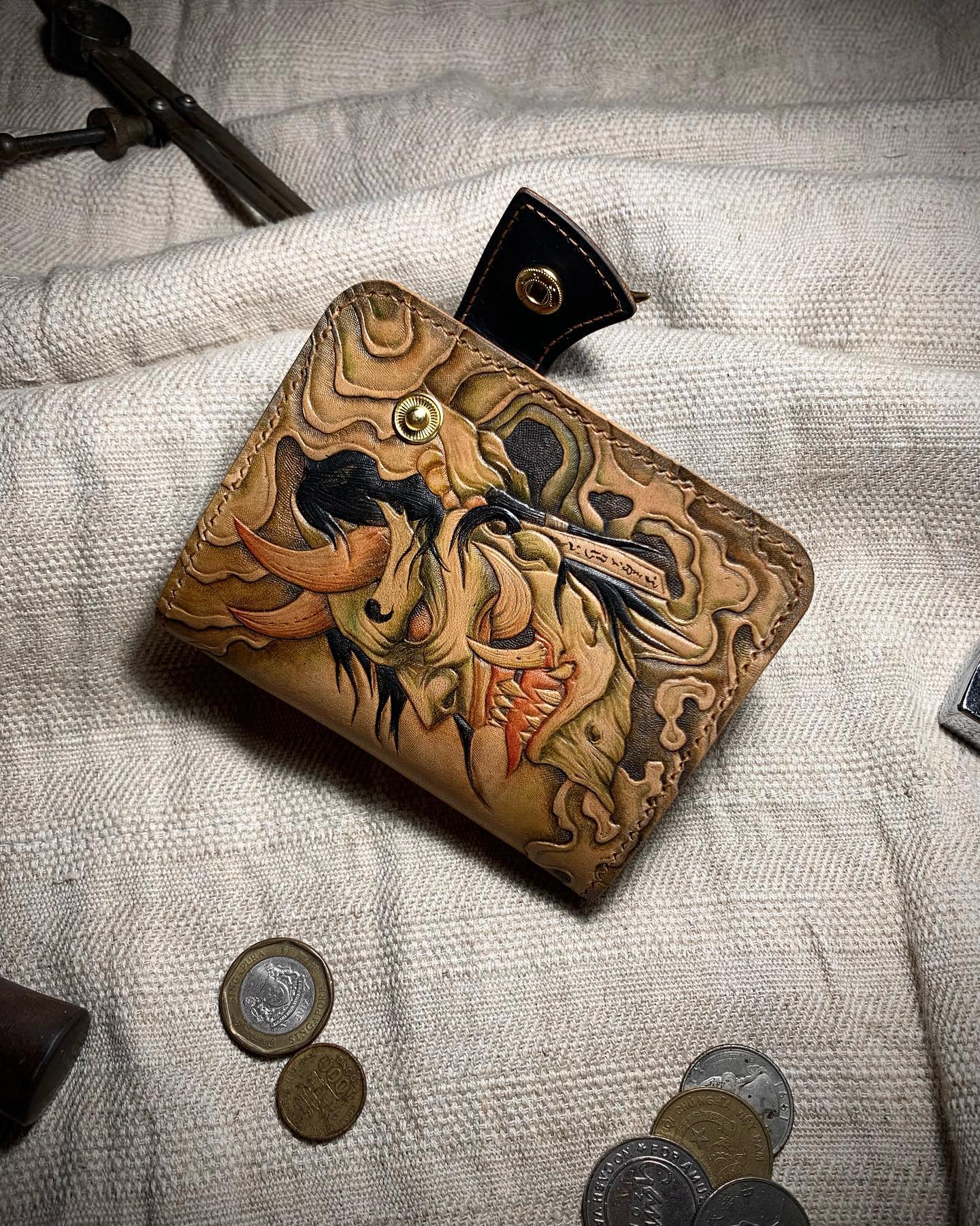 Billetera Bifold de Cuero Tallado Máscara Hannya