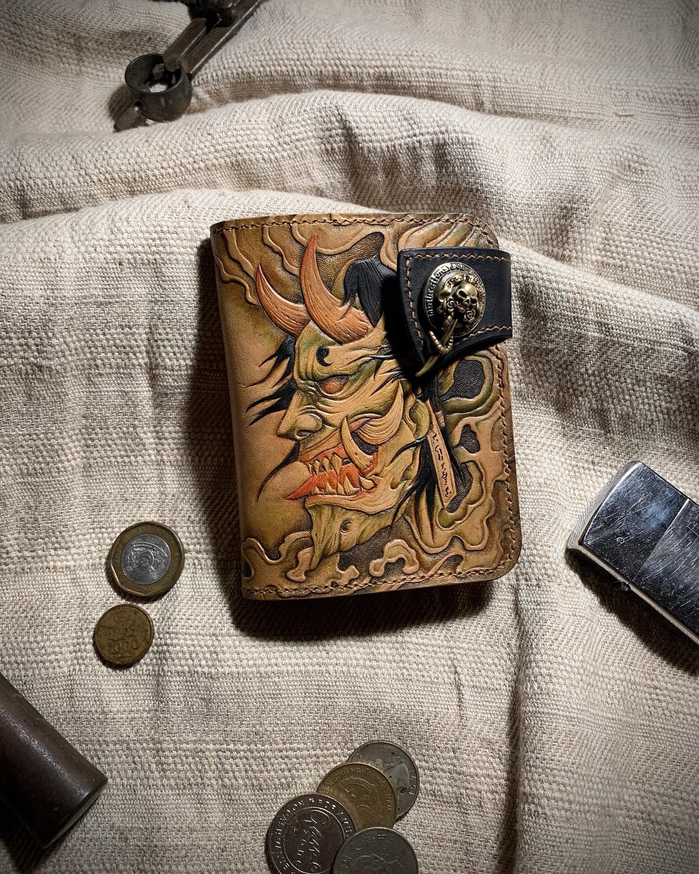 Billetera Bifold de Cuero Tallado Máscara Hannya