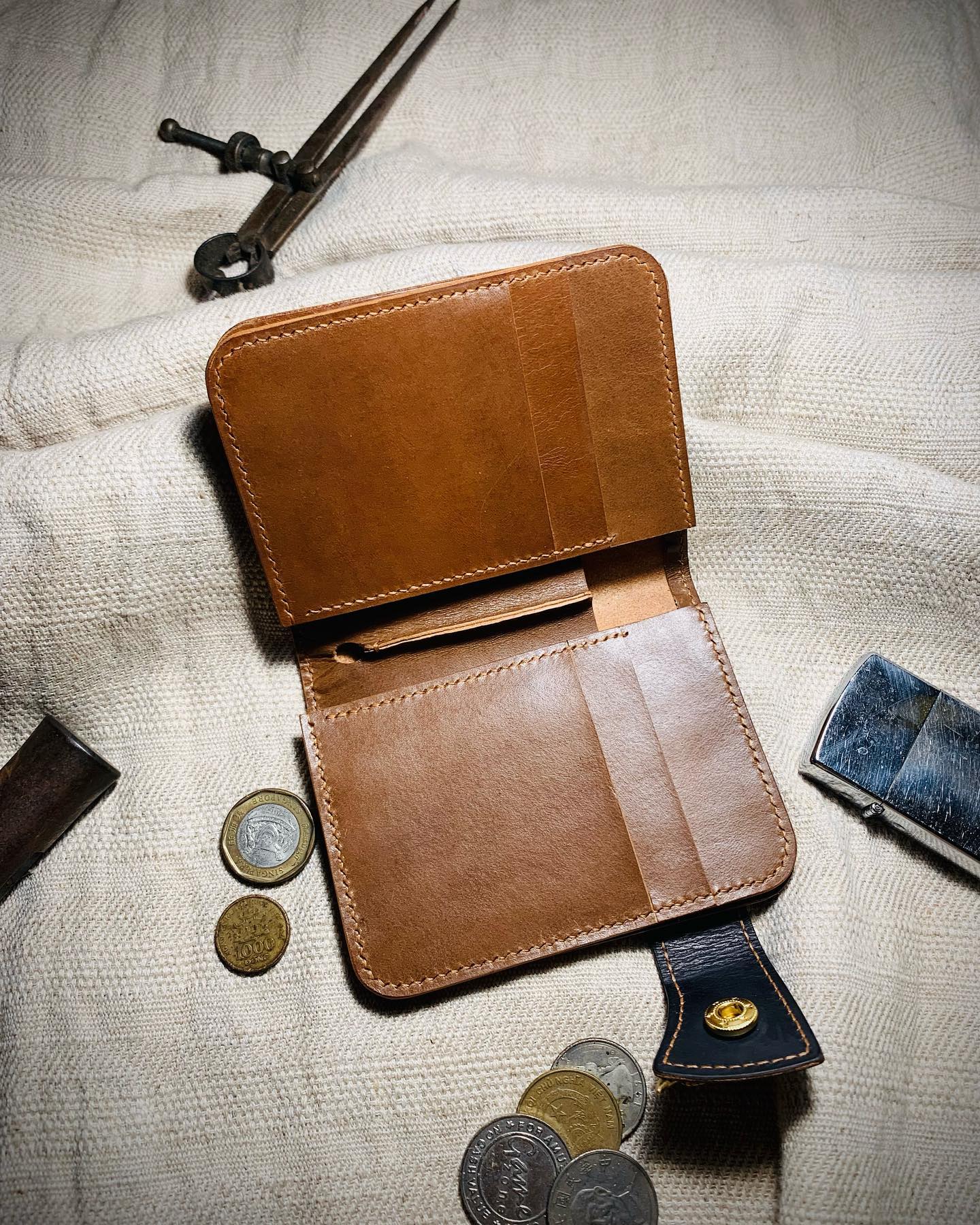 Billetera Bifold de Cuero Tallado Máscara Hannya