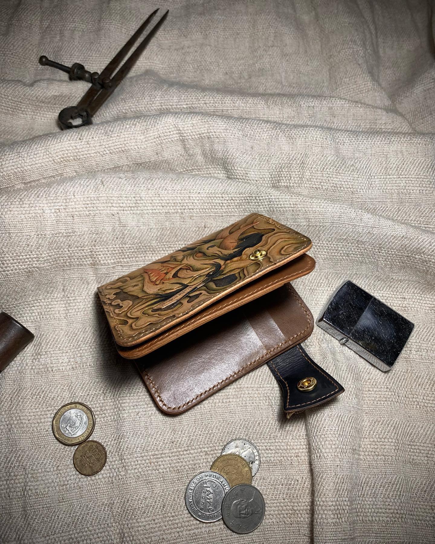Billetera Bifold de Cuero Tallado Máscara Hannya