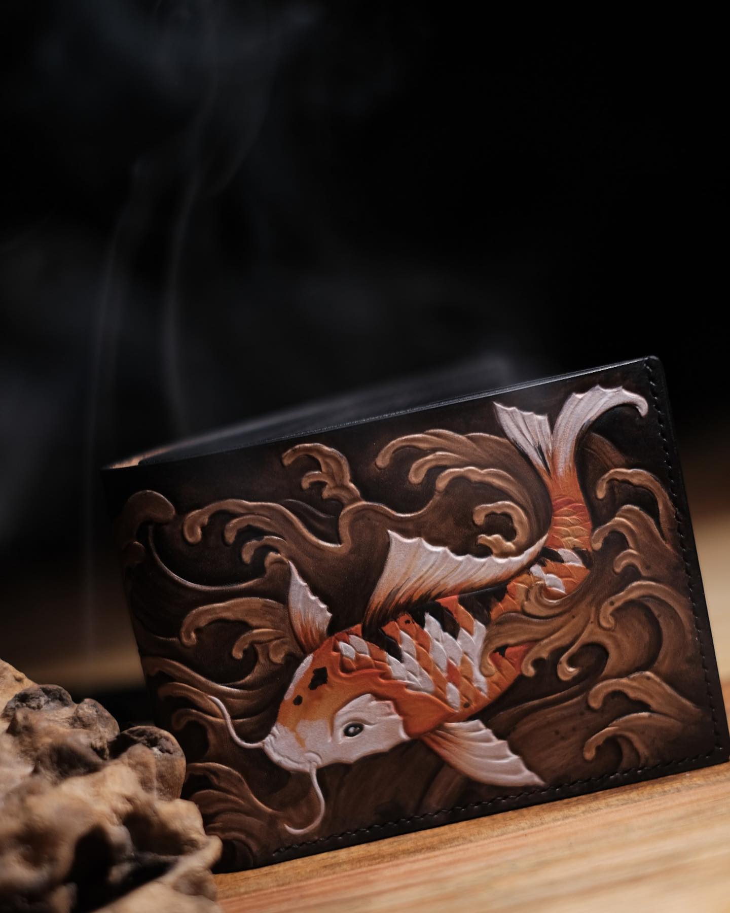 Carpas Koi y Olas Cartera Bifold de Cuero