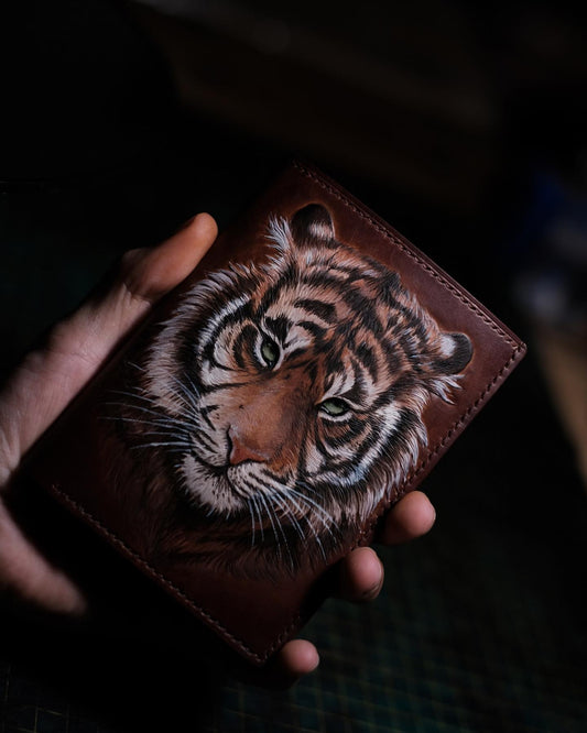 Cartera Bifold de Cuero con Motivo de Cabeza de Tigre