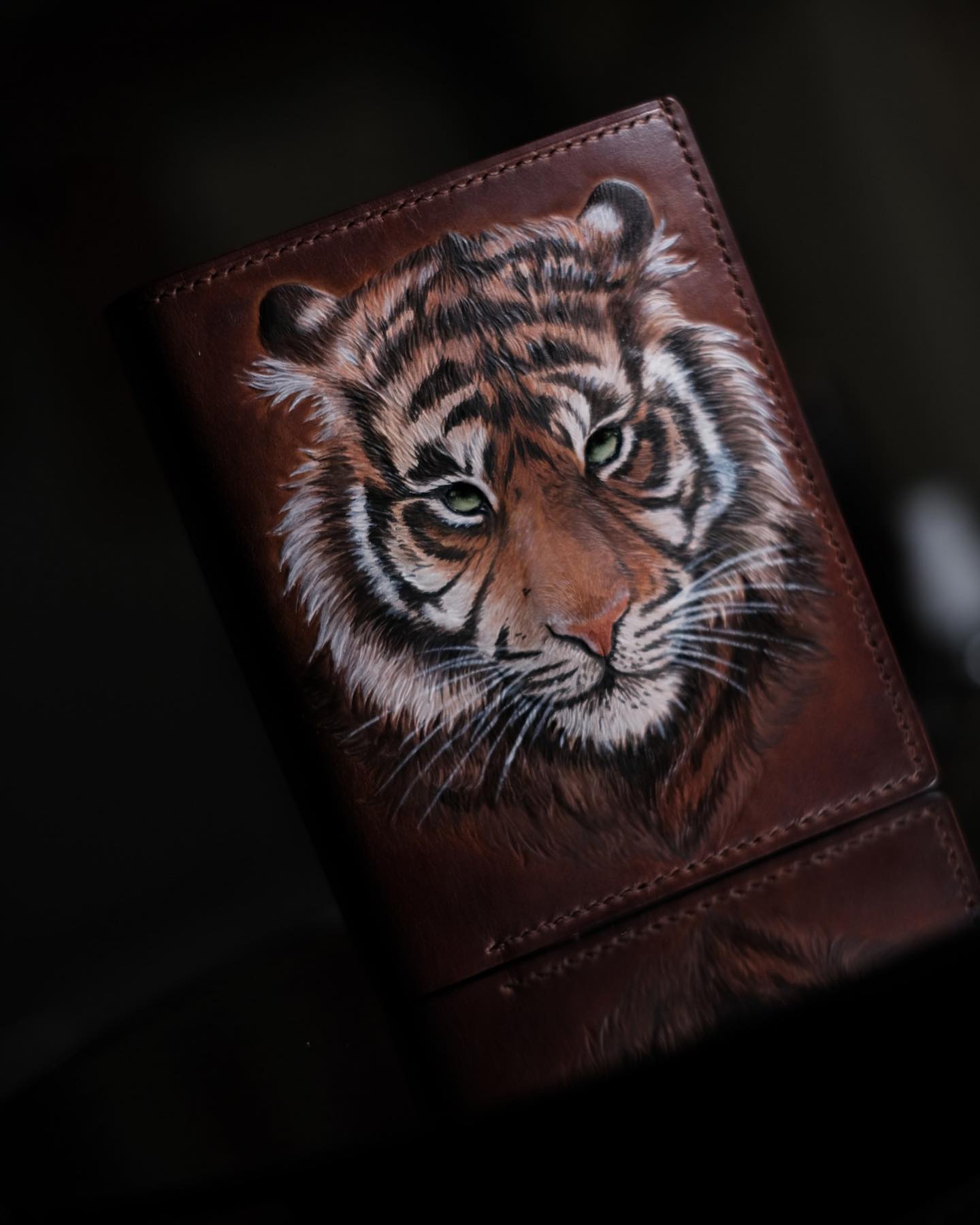 Cartera Bifold de Cuero con Motivo de Cabeza de Tigre