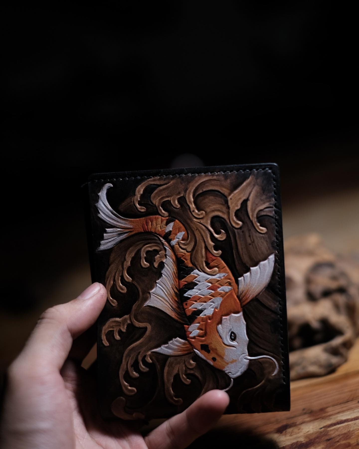 Carpas Koi y Olas Cartera Bifold de Cuero