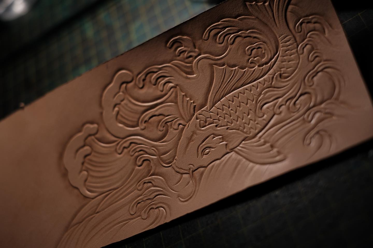 Carpas Koi y Olas Cartera Bifold de Cuero