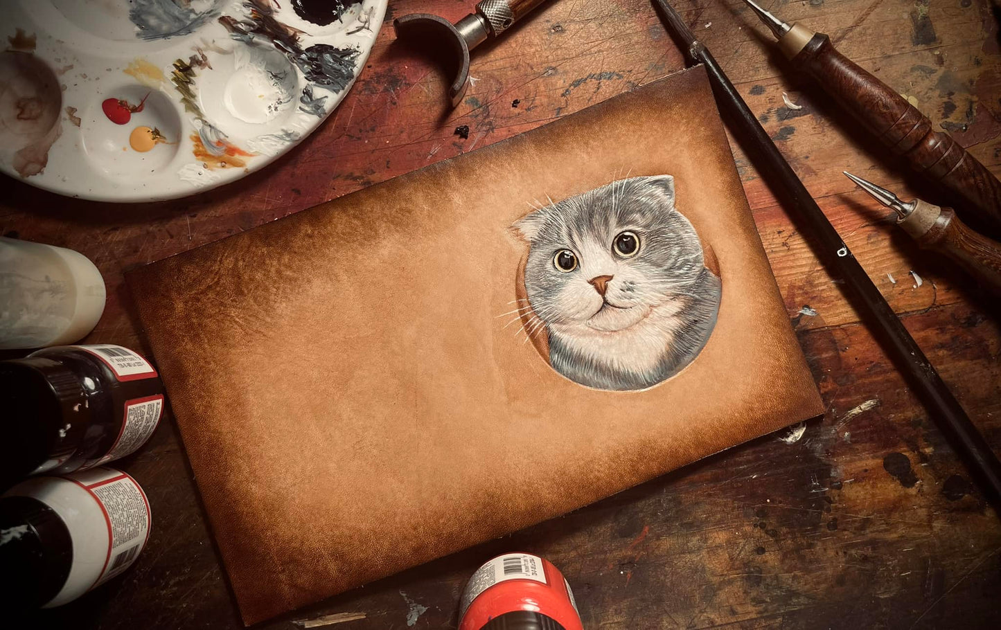 Billetera Bifold de Cuero con Motivo de Gato Scottish Fold