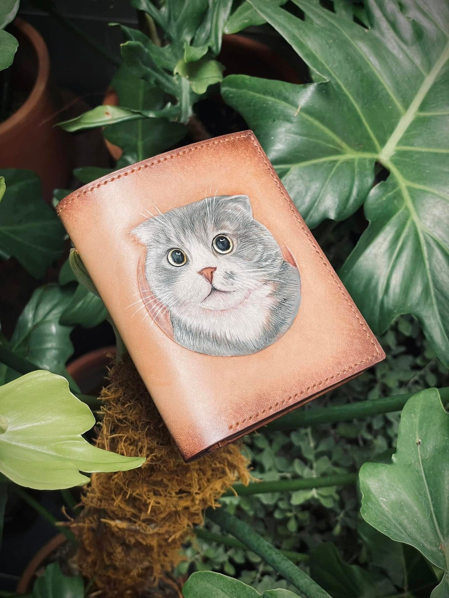 Billetera Bifold de Cuero con Motivo de Gato Scottish Fold