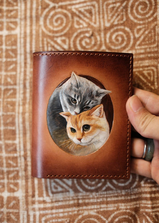 Billetera de Cuero Bifold con Motivo de Gatos Gemelos