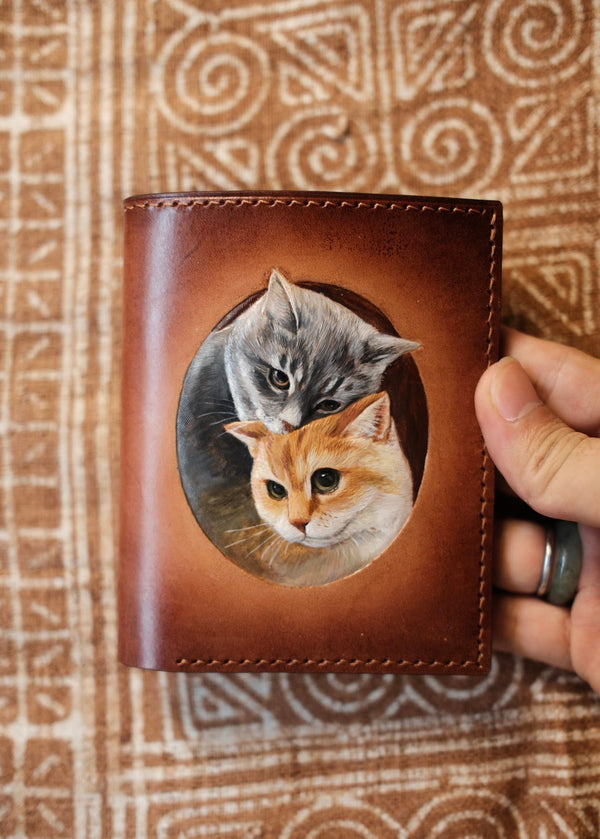 Billetera de Cuero Bifold con Motivo de Gatos Gemelos