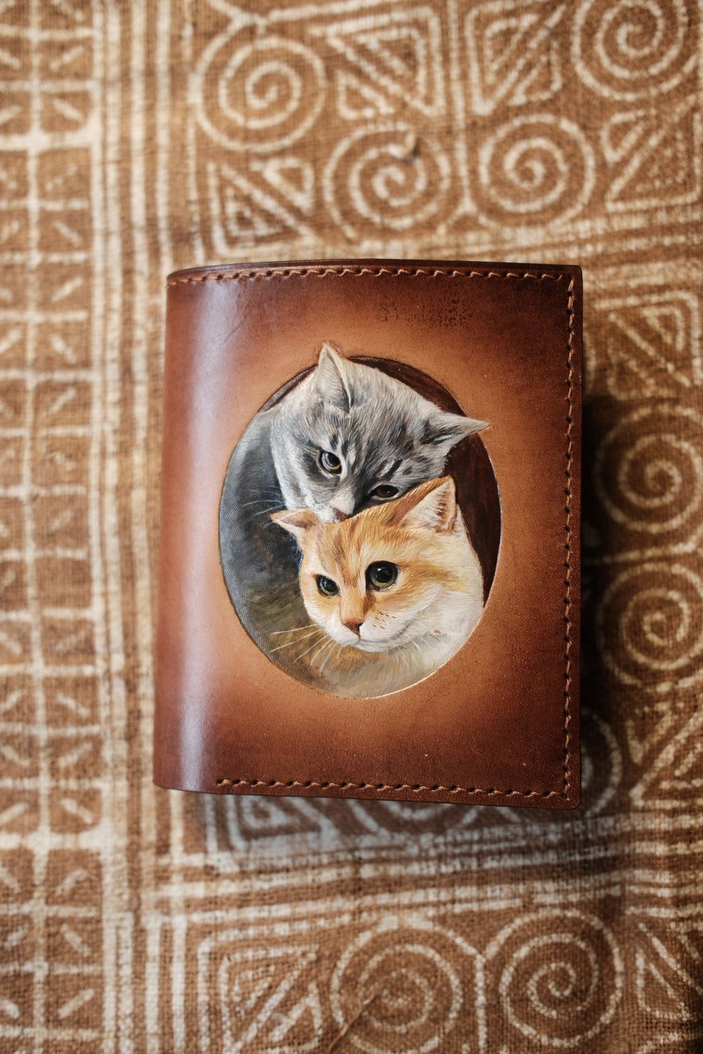 Billetera de Cuero Bifold con Motivo de Gatos Gemelos