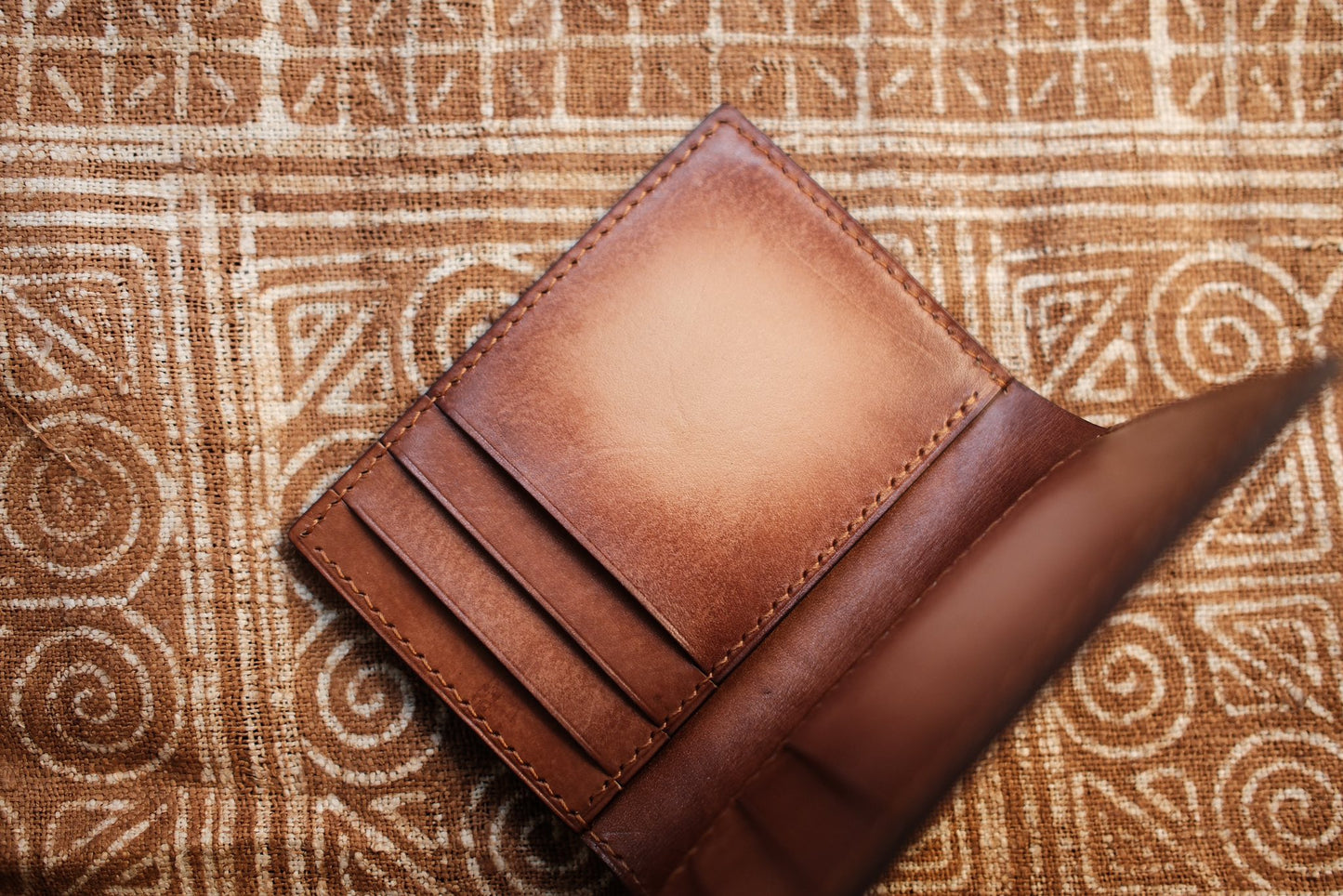 Billetera de Cuero Bifold con Motivo de Gatos Gemelos