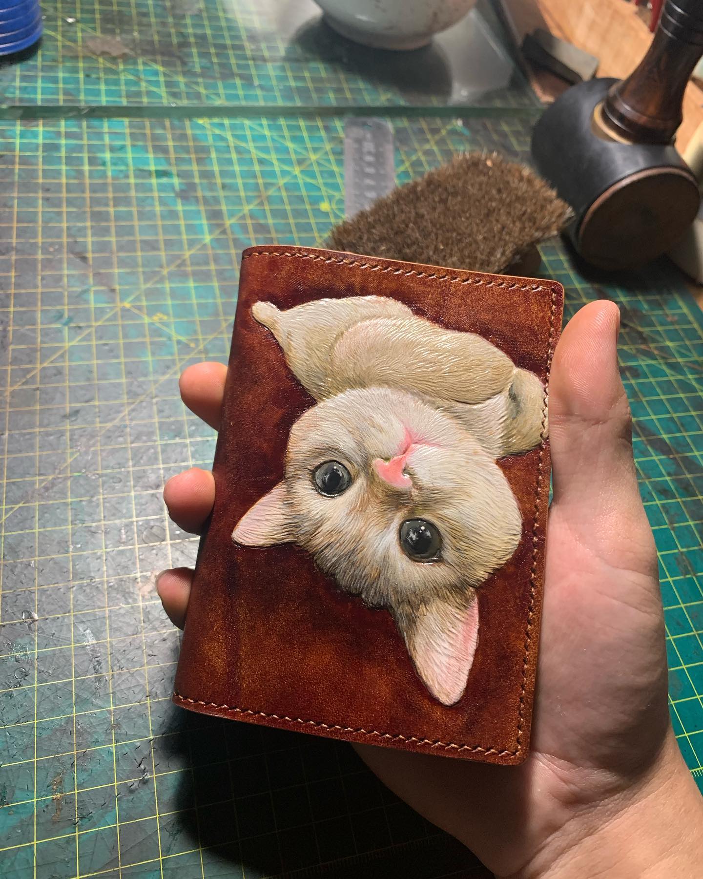 Cartera Bifold de Cuero con Motivo de Gatito