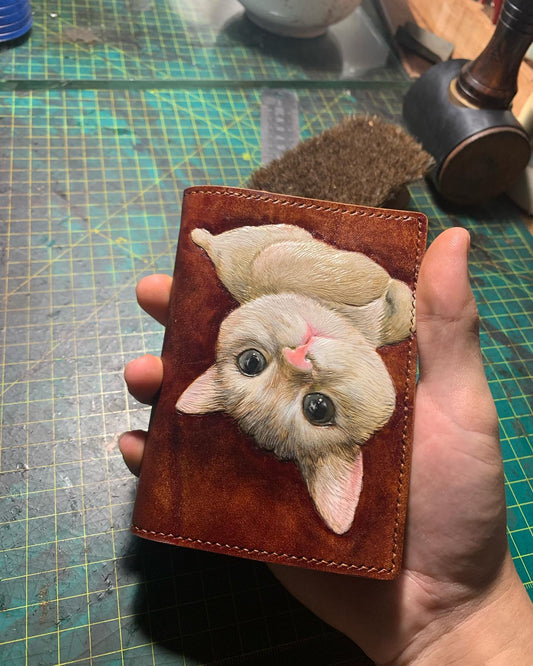 Cartera Bifold de Cuero con Motivo de Gatito