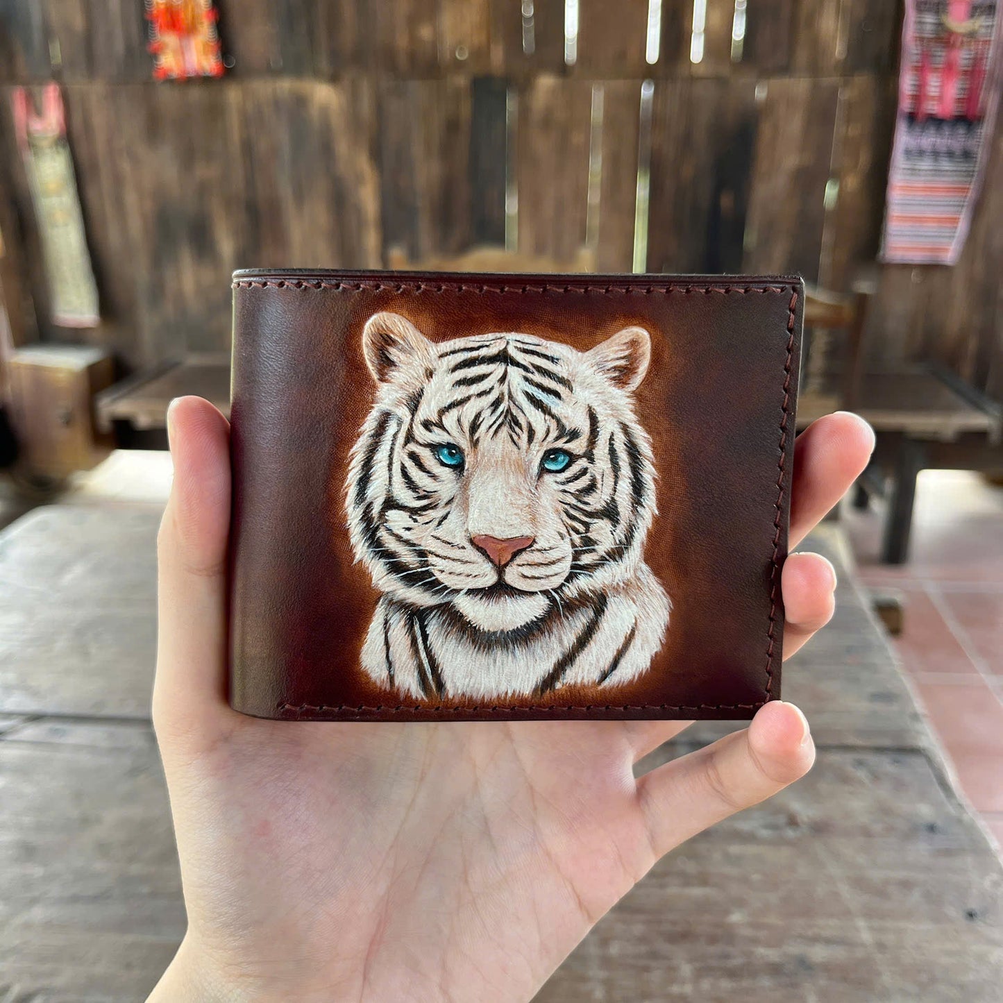 Billetera plegable de cuero con motivo de tigre blanco