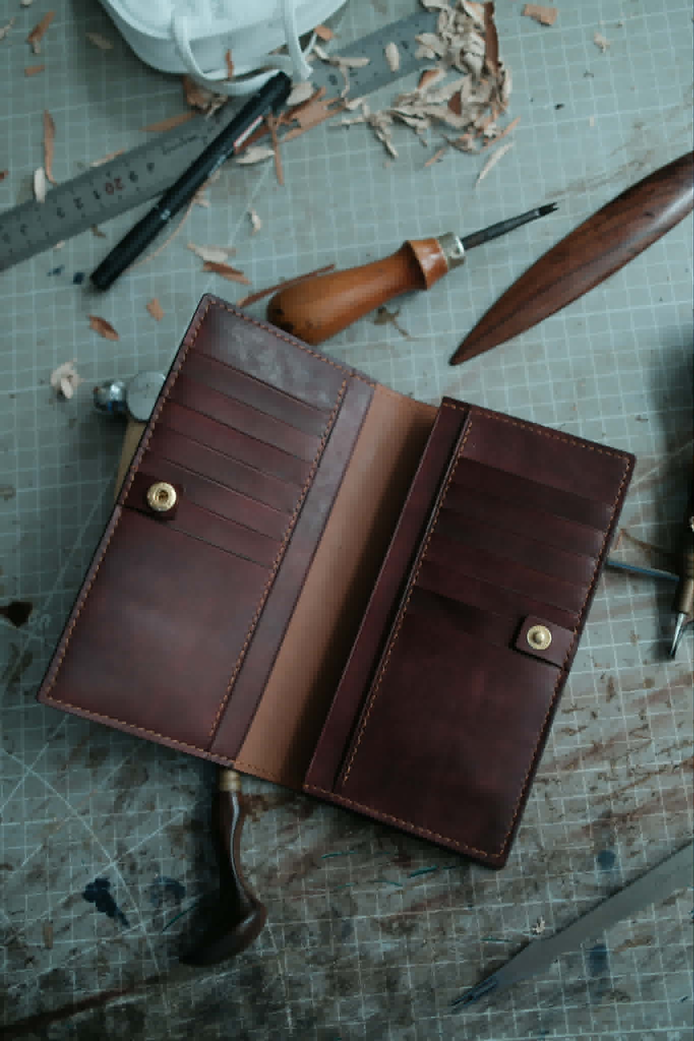 Cartera larga de cuero con diseño de caballo, espada y cofre del tesoro