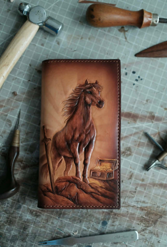 Cartera larga de cuero con diseño de caballo, espada y cofre del tesoro